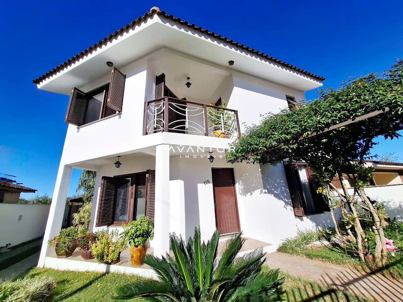 Fachada da casa com dois pavimentos — Casa com 4 quartos à venda em Pé de Plátano, Santa Maria/RS