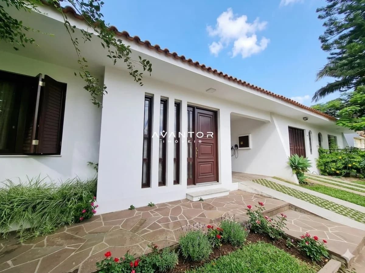 Fachada da casa com pátio e acesso — Casa com 4 quartos à venda em Camobi, Santa Maria/RS