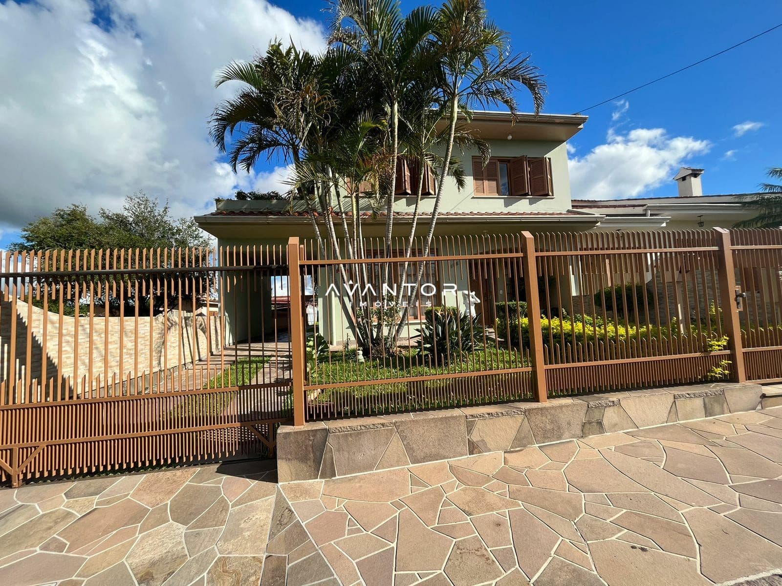 Fachada da casa com portão e paisagismo — Casa com 4 quartos à venda em Juscelino Kubitschek, Santa Maria/RS
