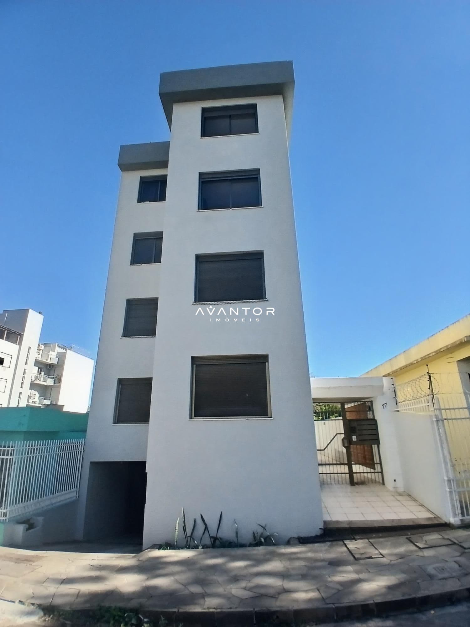 Fachada do prédio com janelas — Studio com 1 quarto à venda em Nossa Senhora Medianeira, Santa Maria/RS