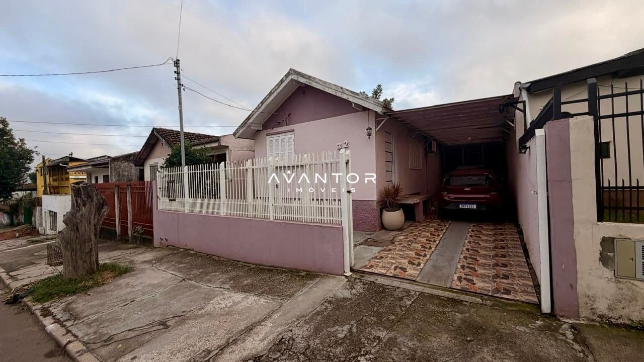 Fachada da casa com garagem — Casa com 3 quartos à venda em Juscelino Kubitschek, Santa Maria/RS