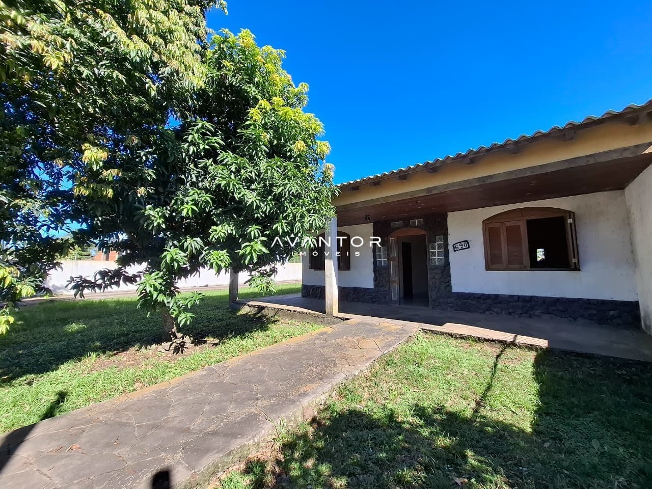 Fachada da casa com área externa — Casa Comercial com 3 salas à venda em Pé de Plátano, Santa Maria/RS