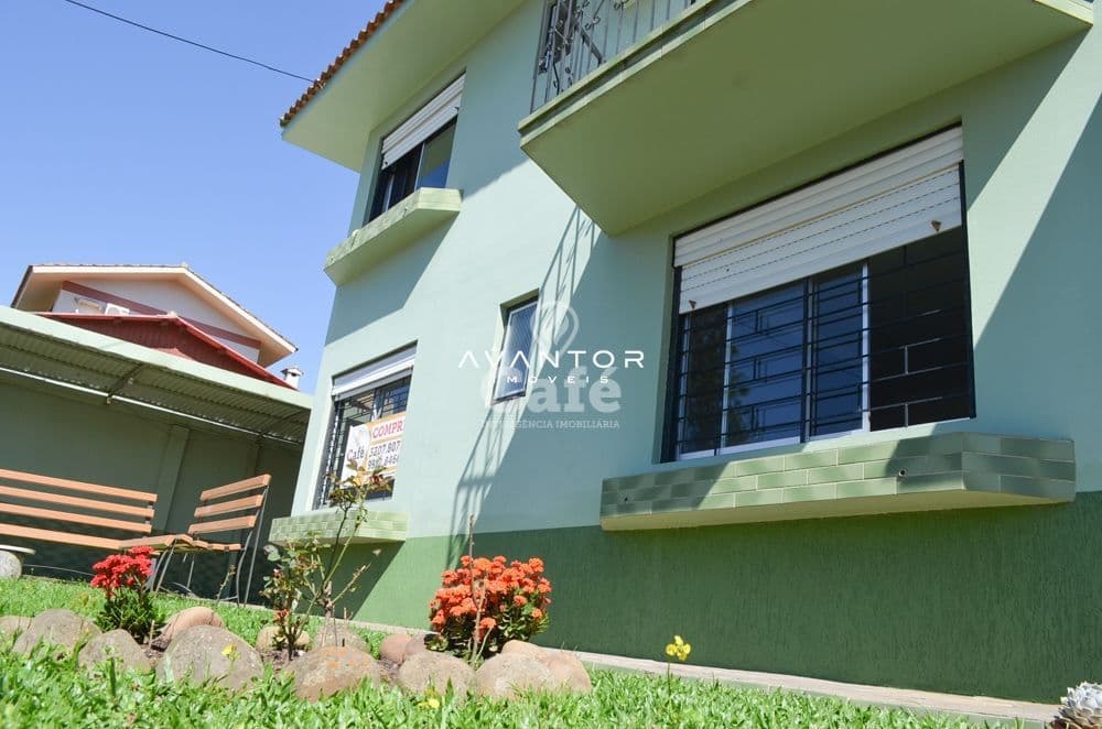 Fachada da casa com jardim — Apartamento com 2 quartos à venda em São José, Santa Maria/RS