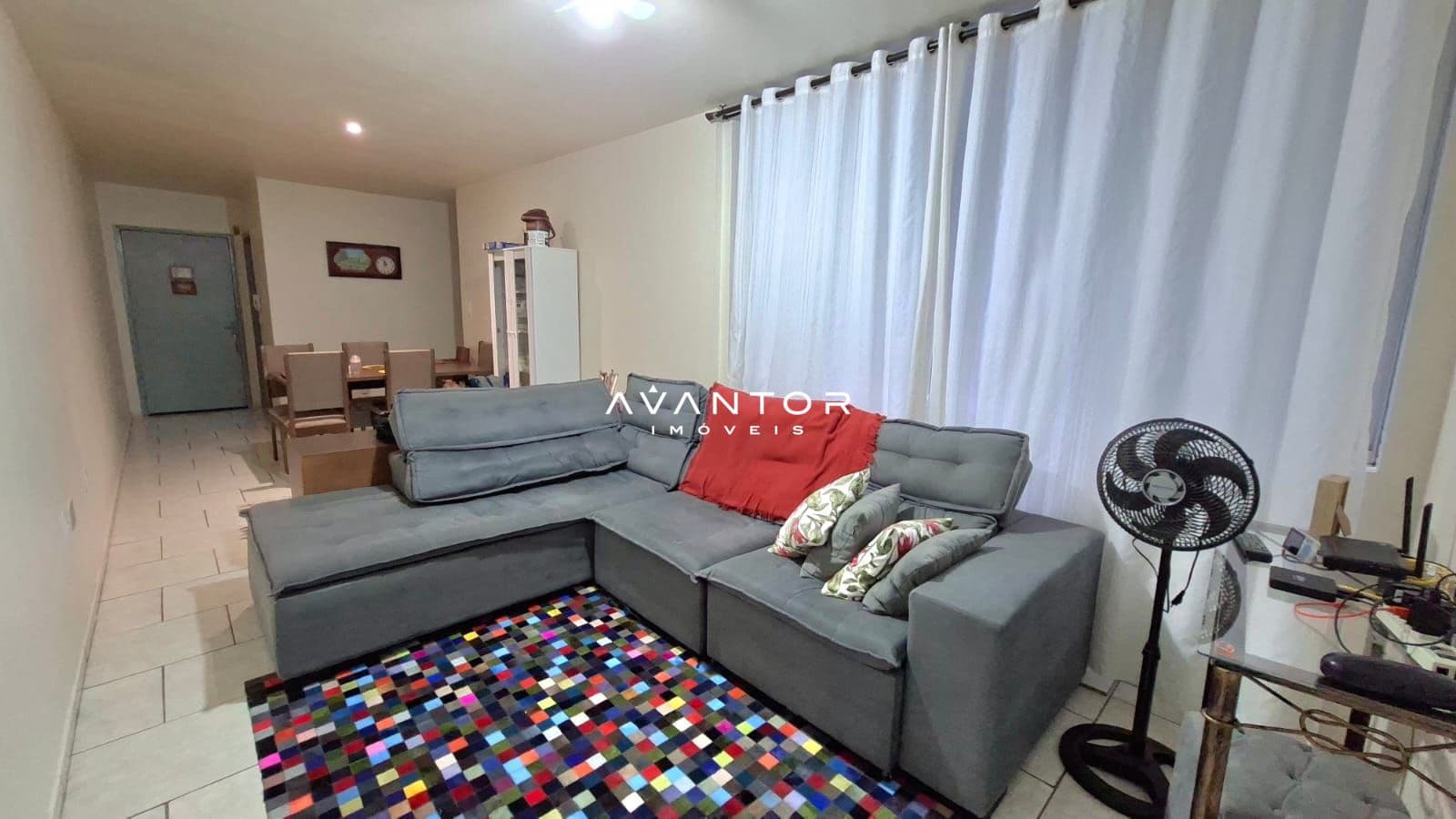 Sala de estar com sofá cinza e sacada — Apartamento com 2 quartos à venda em Centro, Santa Maria/RS