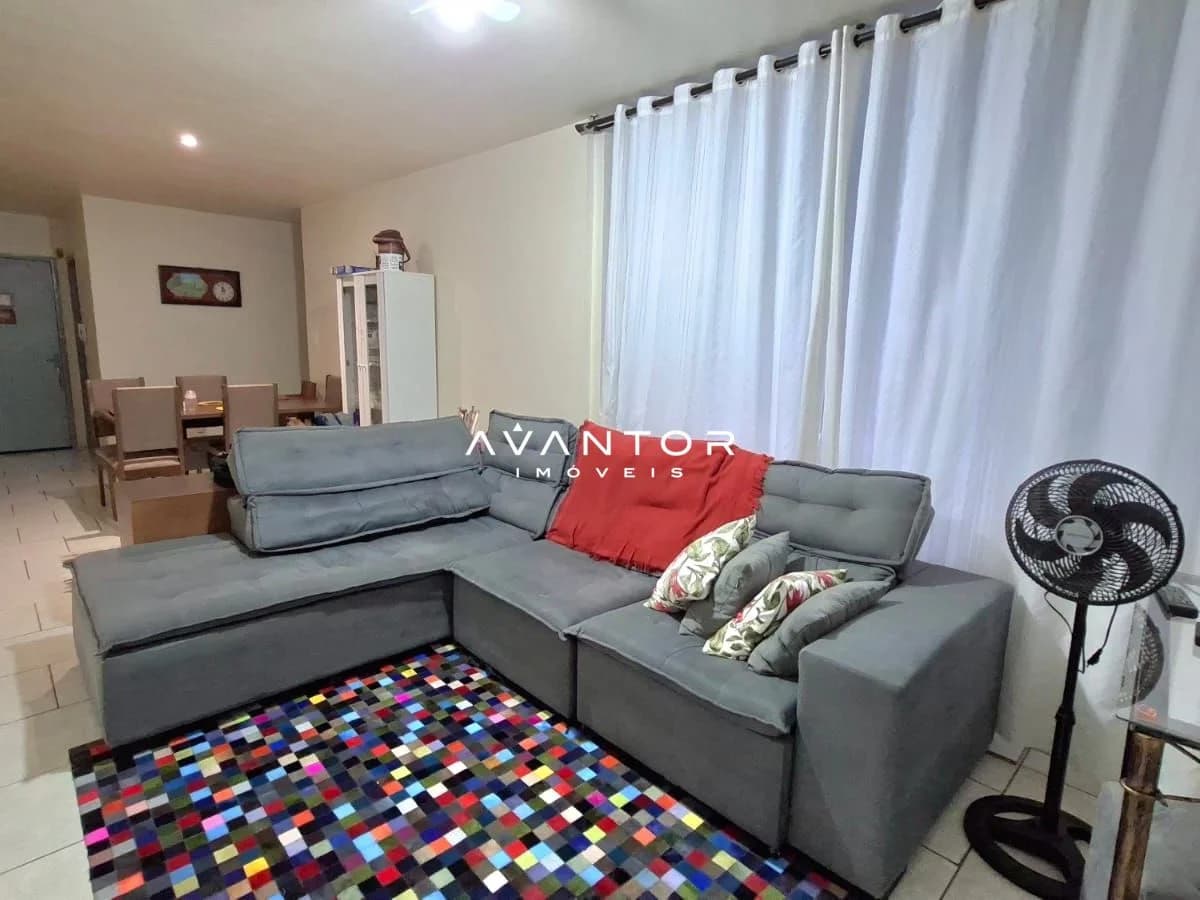 Sala de estar com sofá cinza e sacada — Apartamento com 2 quartos à venda em Centro, Santa Maria/RS