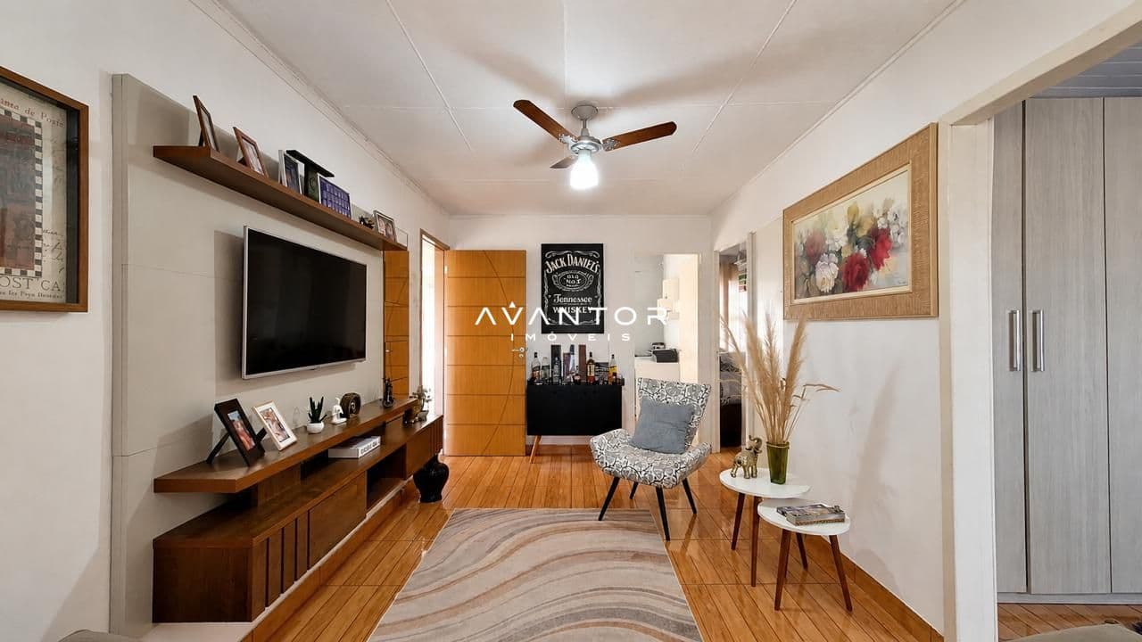 Sala de estar com TV e móvel planejado — Casa com 3 quartos à venda em Tancredo Neves, Santa Maria/RS