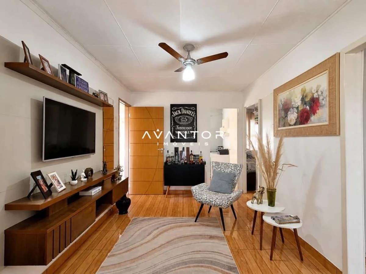 Sala de estar com TV e móvel planejado — Casa com 3 quartos à venda em Tancredo Neves, Santa Maria/RS