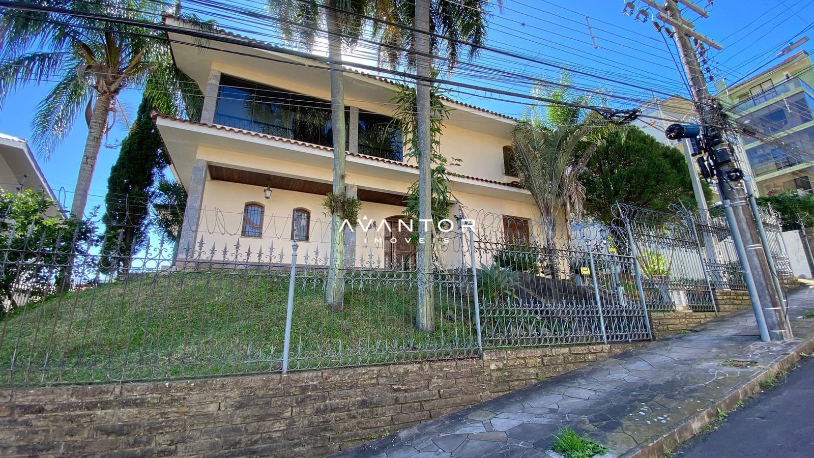 Fachada da casa com portão — Casa Comercial com 5 salas para alugar em Menino Jesus, Santa Maria/RS