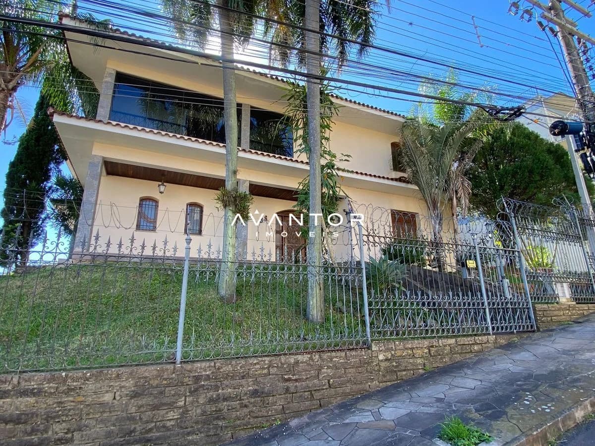 Fachada da casa com portão — Casa Comercial com 5 salas para alugar em Menino Jesus, Santa Maria/RS
