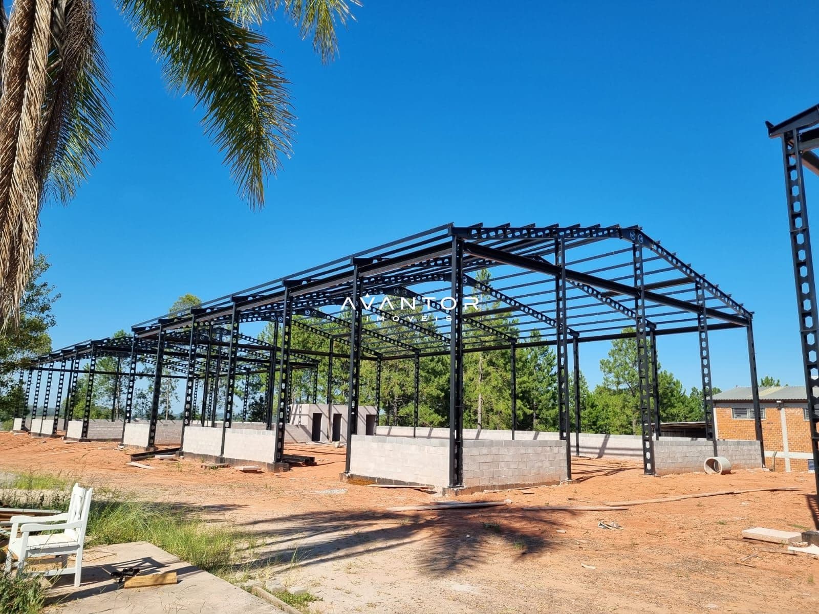 Terreno com estrutura metálica em construção — Pavilhão com 1 sala para alugar em Agro-Industrial, Santa Maria/RS