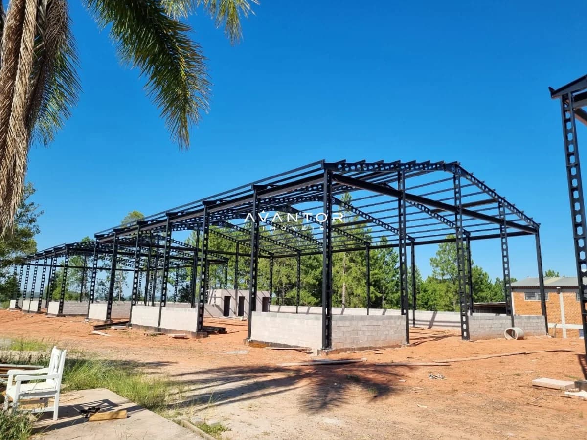 Terreno com estrutura metálica em construção — Pavilhão com 1 sala para alugar em Agro-Industrial, Santa Maria/RS