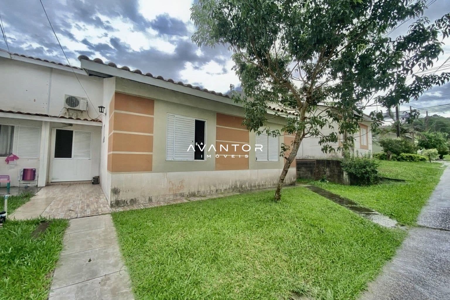 Fachada da casa com terreno e árvore — Casa com 3 quartos à venda no Residencial Moradas Clube, em Cerrito, Santa Maria/RS