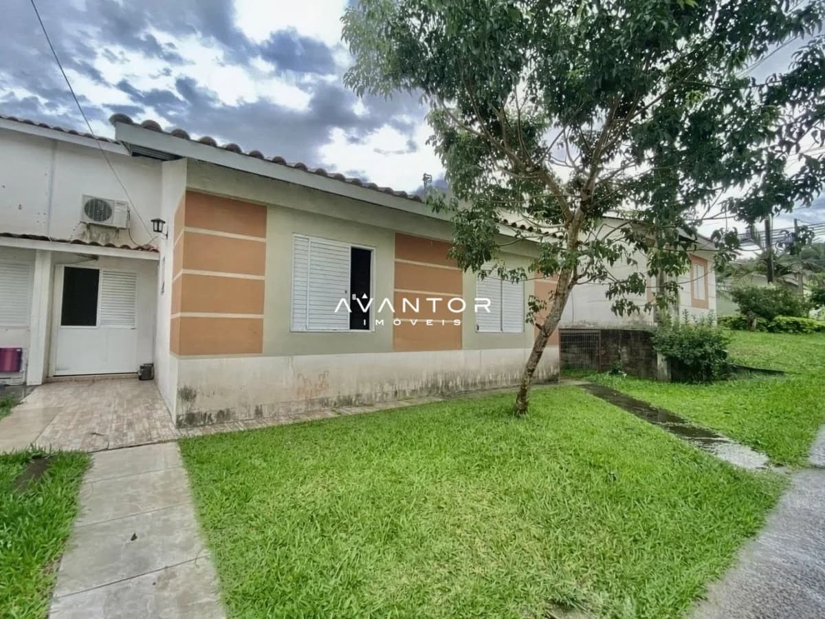 Fachada da casa com terreno e árvore — Casa com 3 quartos à venda no Residencial Moradas Clube, em Cerrito, Santa Maria/RS