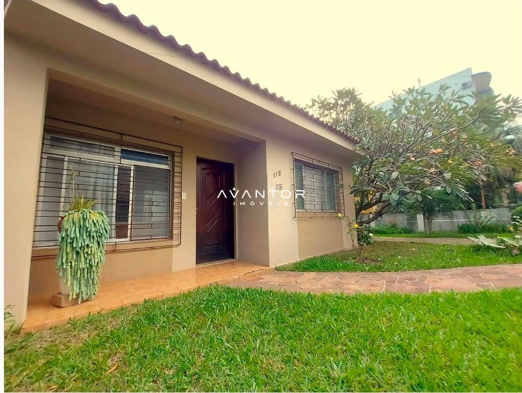 Fachada da casa com entrada e jardim — Casa com 3 quartos à venda em Nossa Senhora de Lourdes, Santa Maria/RS