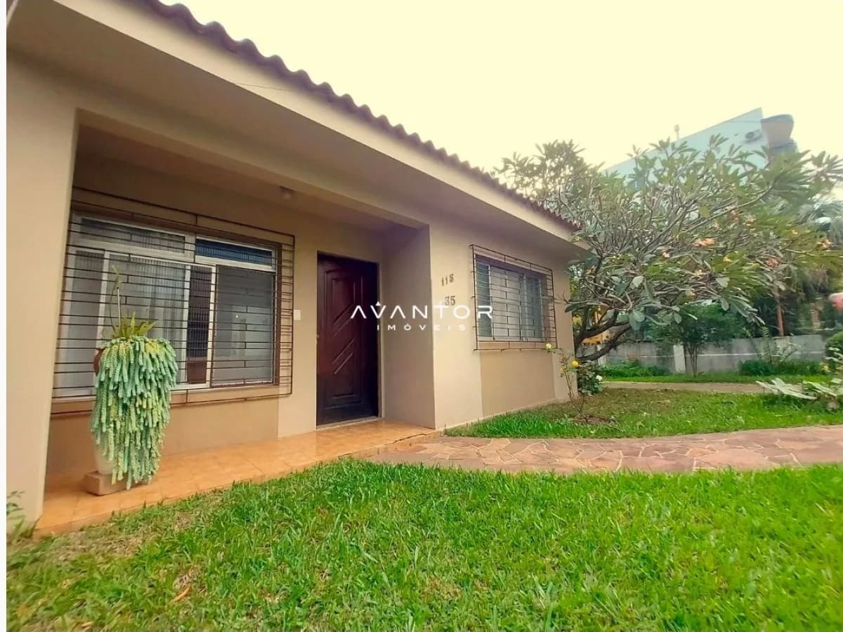 Fachada da casa com entrada e jardim — Casa com 3 quartos à venda em Nossa Senhora de Lourdes, Santa Maria/RS