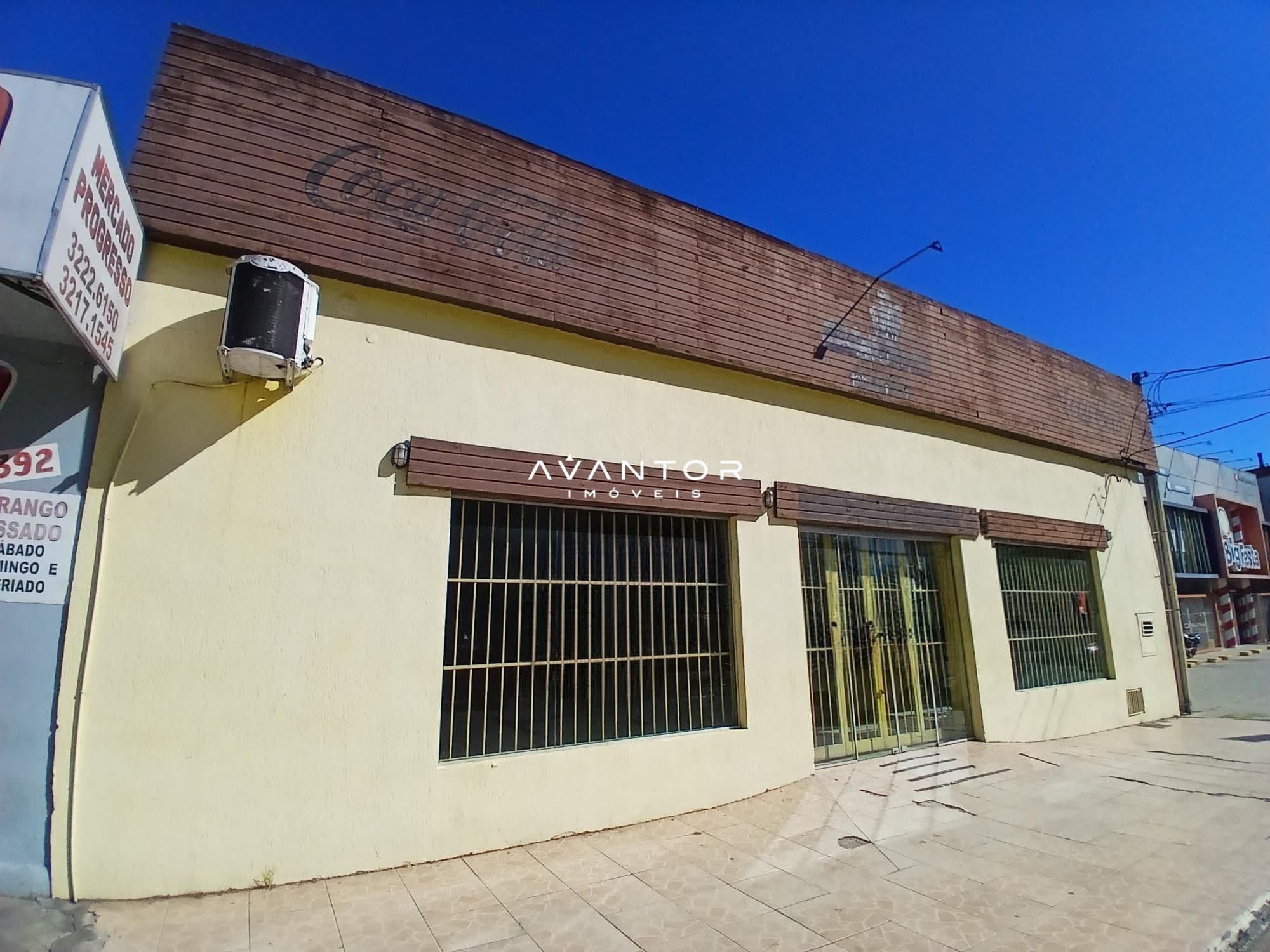 Fachada da loja com entrada frontal — Pavilhão com 3 salas para alugar em Duque de Caxias, Santa Maria/RS