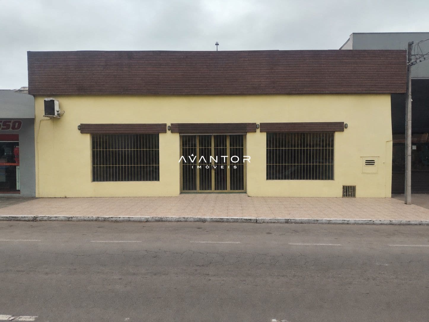 Fachada da casa com portão de grades — Pavilhão com 3 salas para alugar em Duque de Caxias, Santa Maria/RS