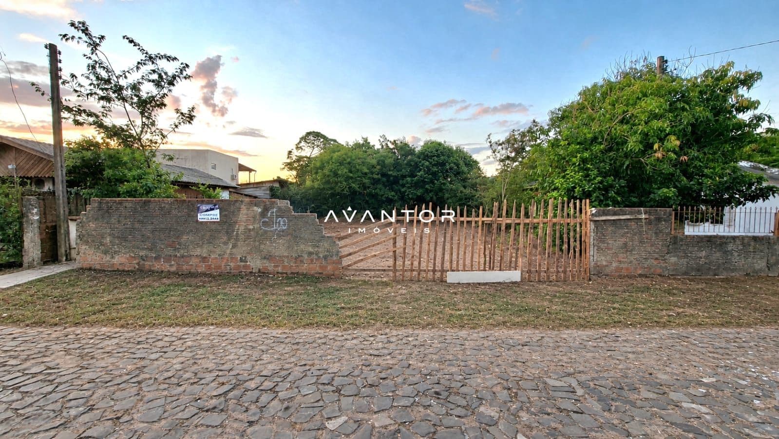 Terreno com portão e muro — Terreno à venda em Tomazetti, Santa Maria/RS