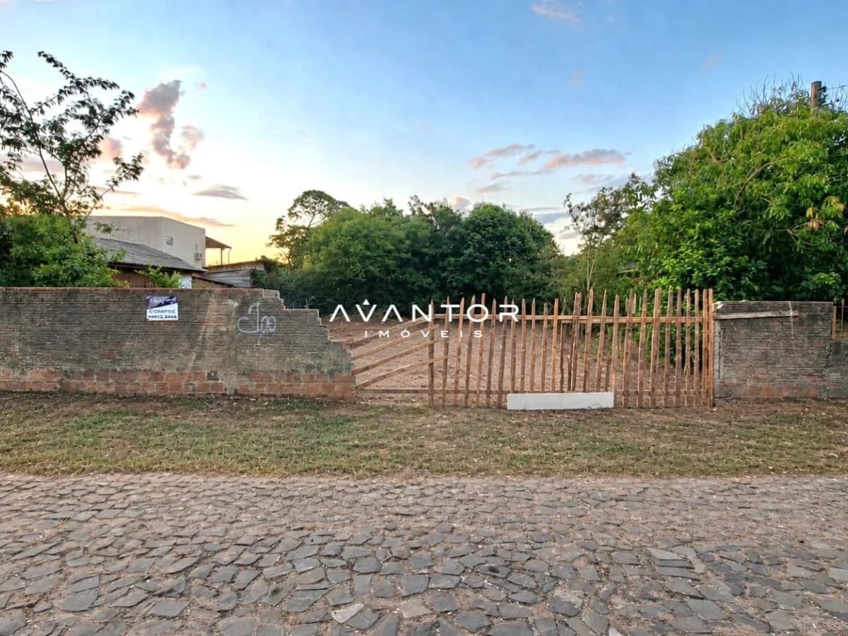 Terreno com portão e muro — Terreno à venda em Tomazetti, Santa Maria/RS