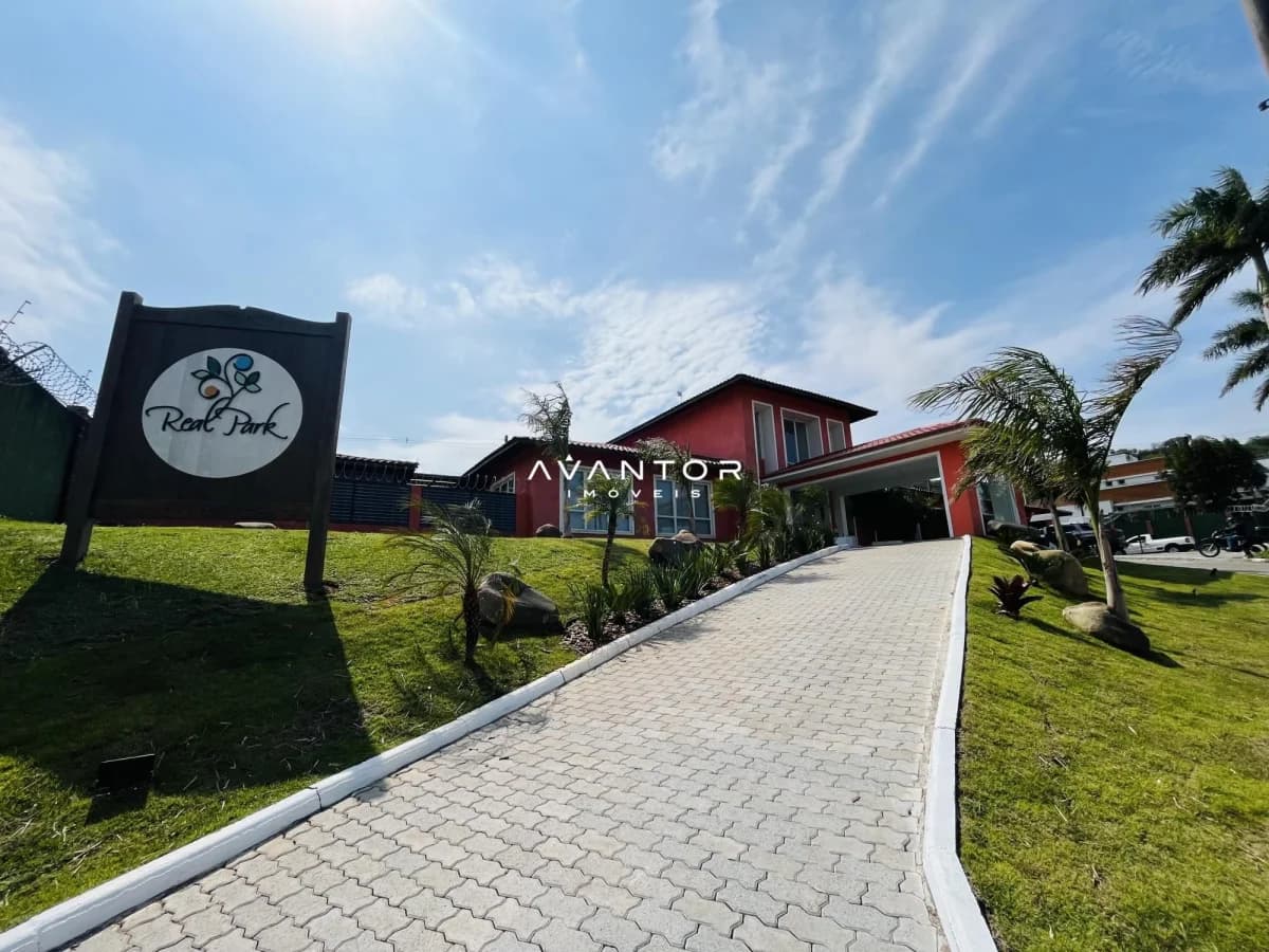 Fachada da casa com entrada pavimentada — Terreno à venda no Residencial Real Park, em Tomazetti, Santa Maria/RS
