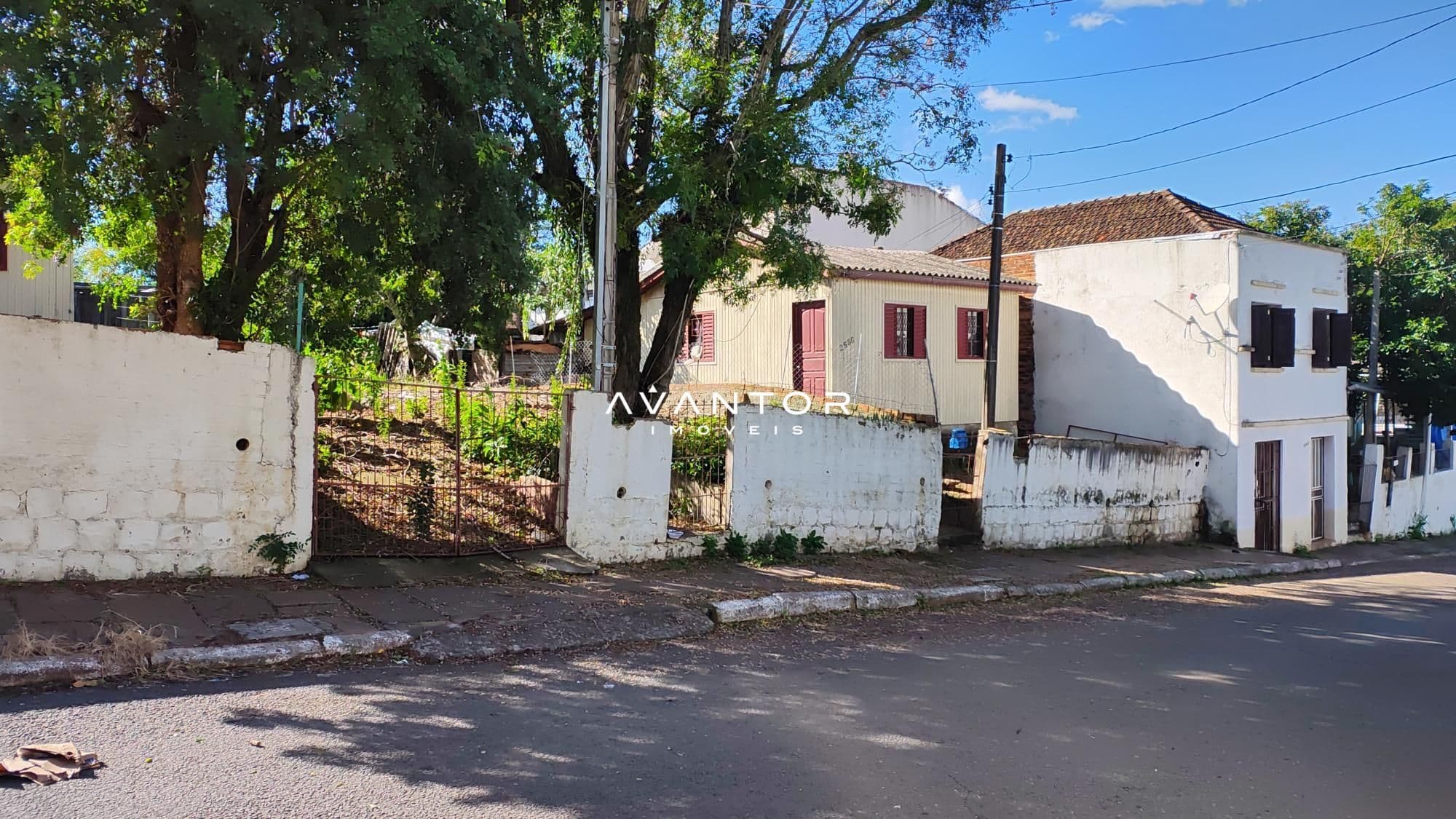 Fachada da casa com pátio e garagem — Terreno à venda em Nonoai, Santa Maria/RS
