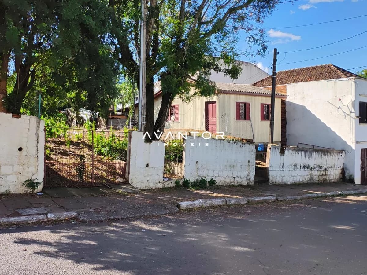 Fachada da casa com pátio e garagem — Terreno à venda em Nonoai, Santa Maria/RS