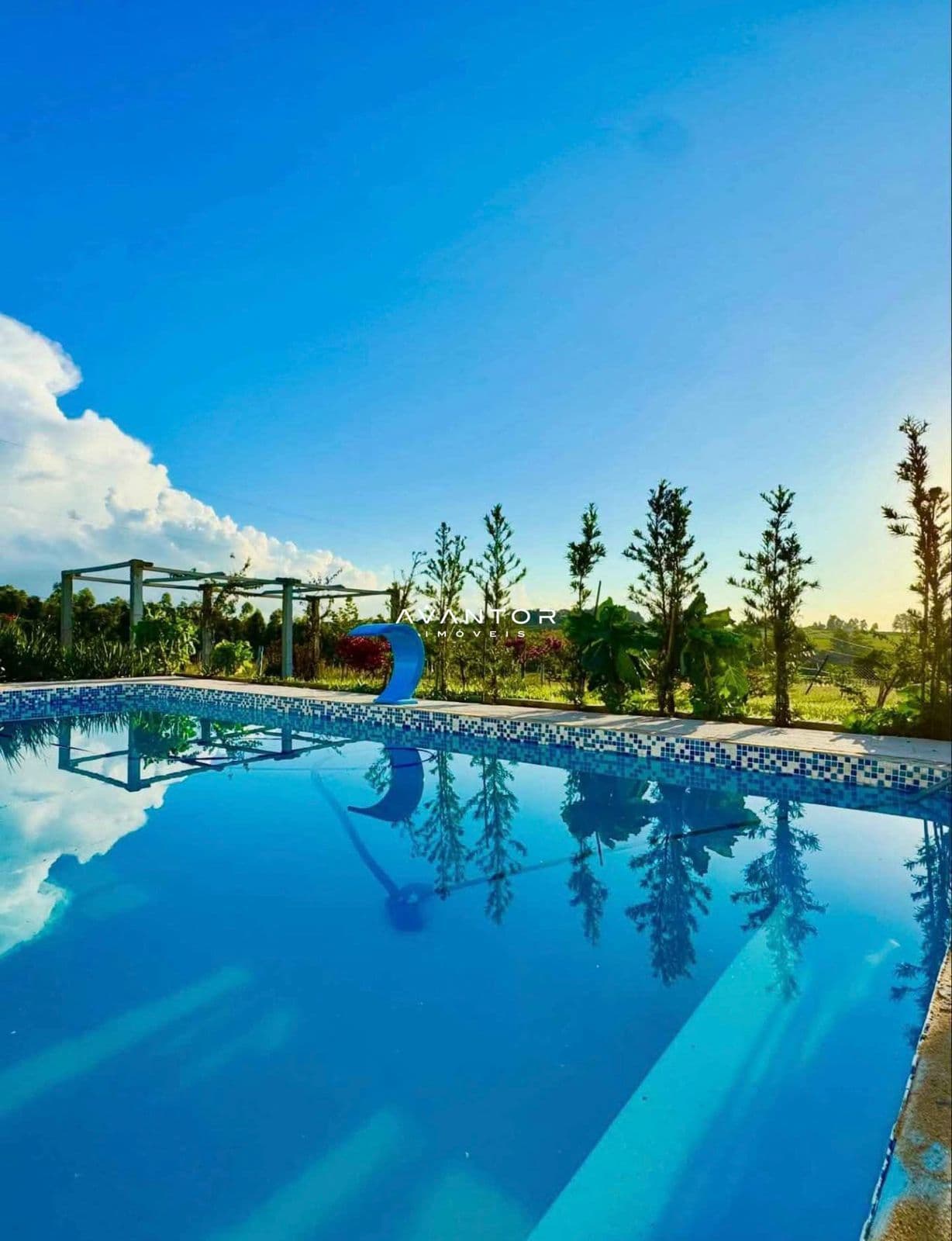 Piscina com área verde e pergolado — Chácara com 2 quartos à venda em Passo das Tropas, Santa Maria/RS