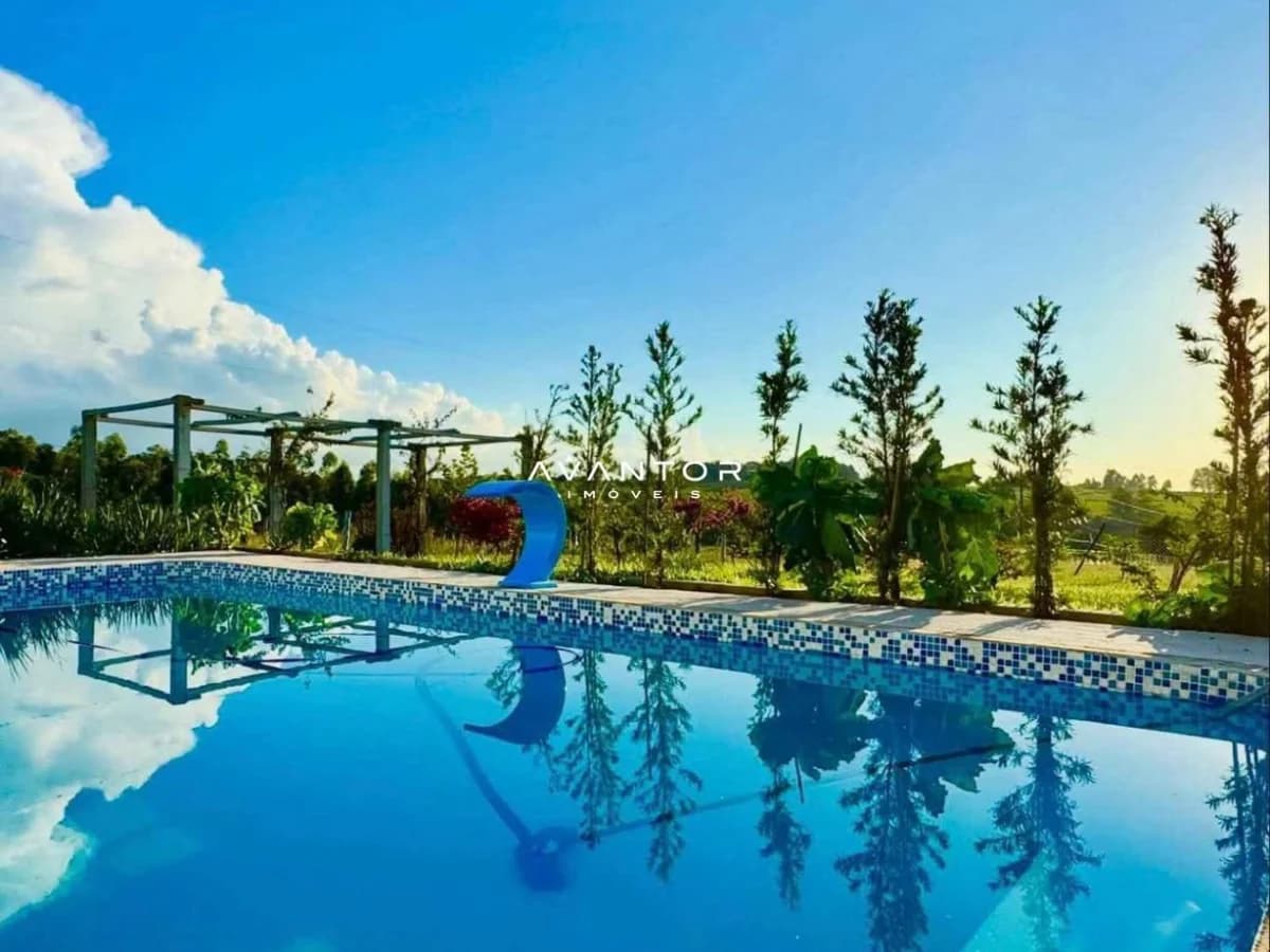 Piscina com área verde e pergolado — Chácara com 2 quartos à venda em Passo das Tropas, Santa Maria/RS