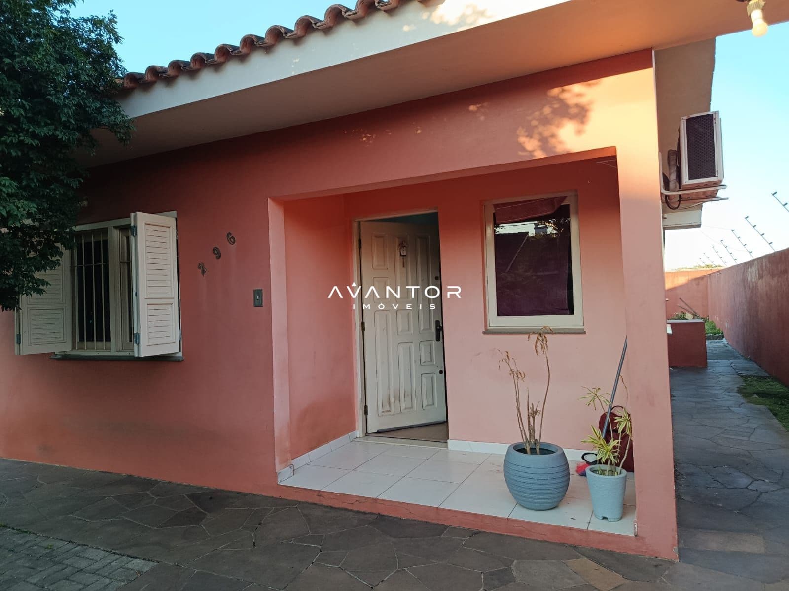 Fachada da casa com entrada e varanda — Casa com 2 quartos à venda em Camobi, Santa Maria/RS