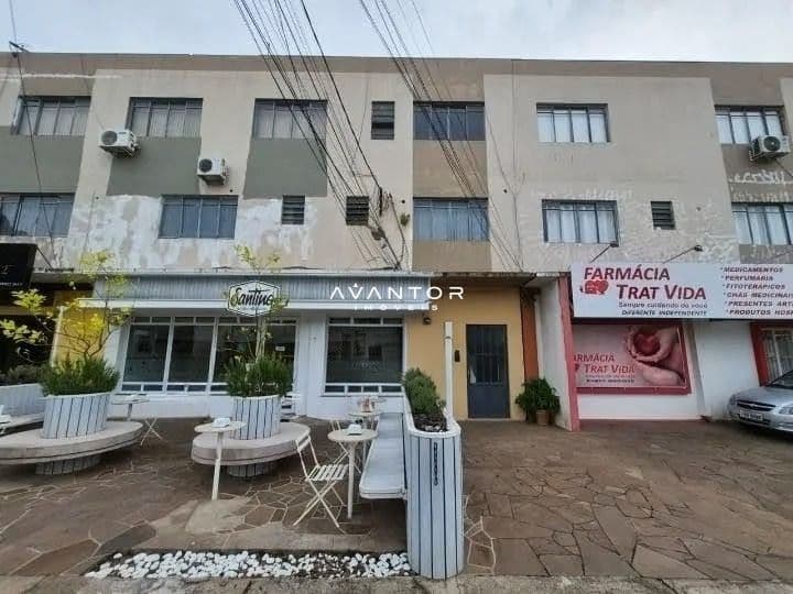 Fachada do prédio com lojas no térreo — Sala Comercial com 1 sala à venda em Camobi, Santa Maria/RS
