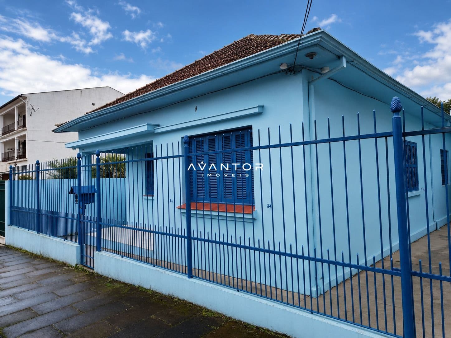Fachada da casa com portão — Casa com 3 quartos à venda em Nossa Senhora do Perpétuo Socorro, Santa Maria/RS