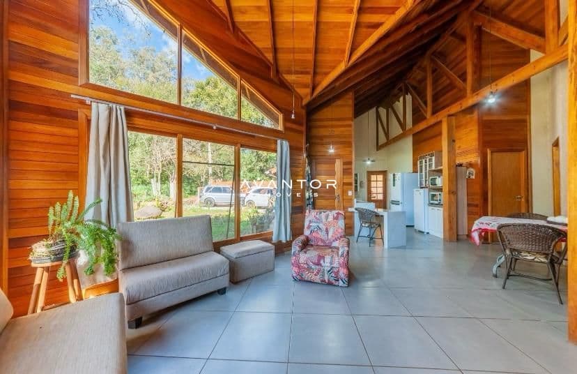 Sala de estar com pé direito duplo e sacada — Chácara com 4 quartos à venda em Itaara, Itaara/RS