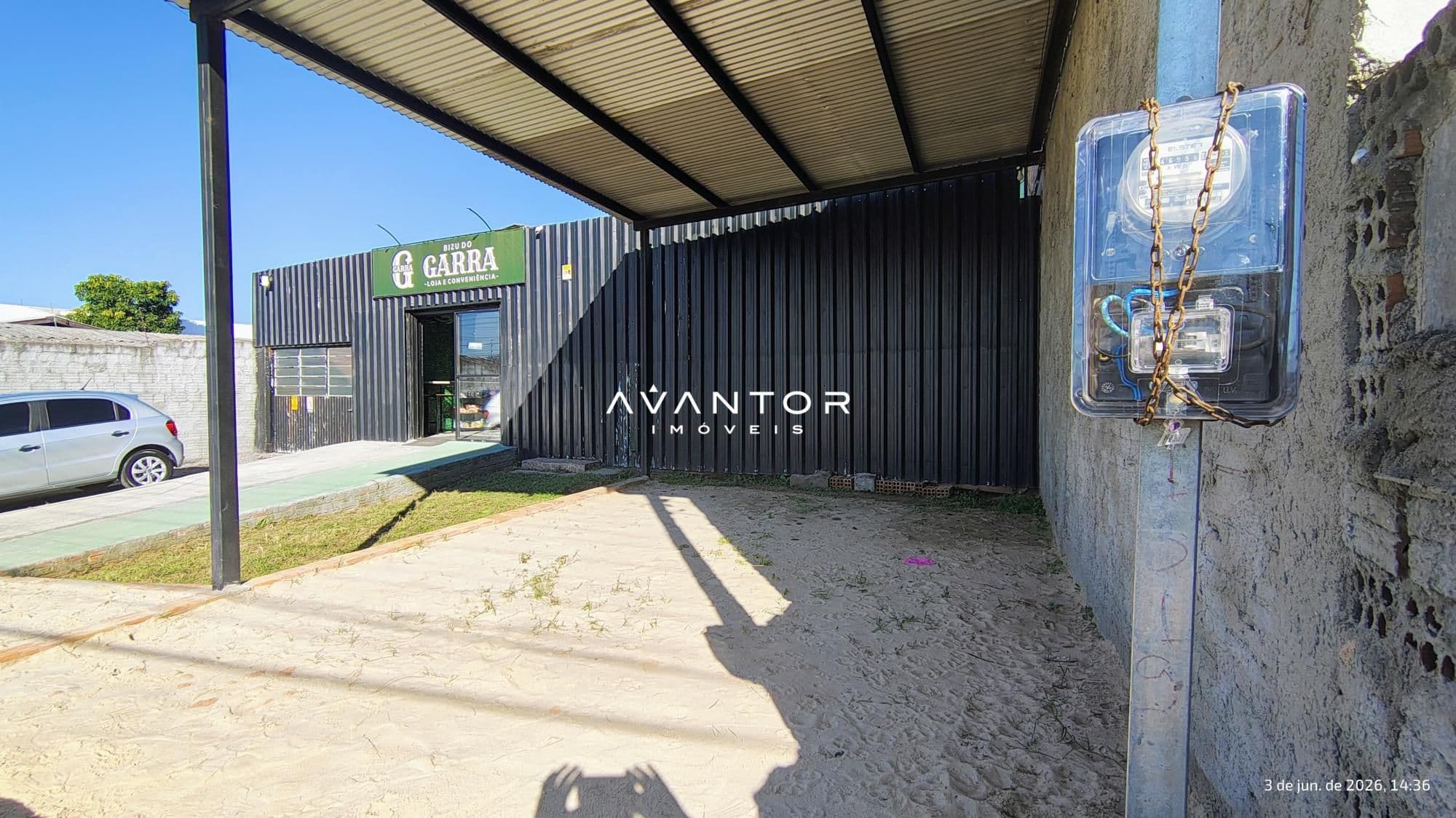 Área externa com cobertura e piso de areia — Casa Comercial com 2 salas à venda em Juscelino Kubitschek, Santa Maria/RS
