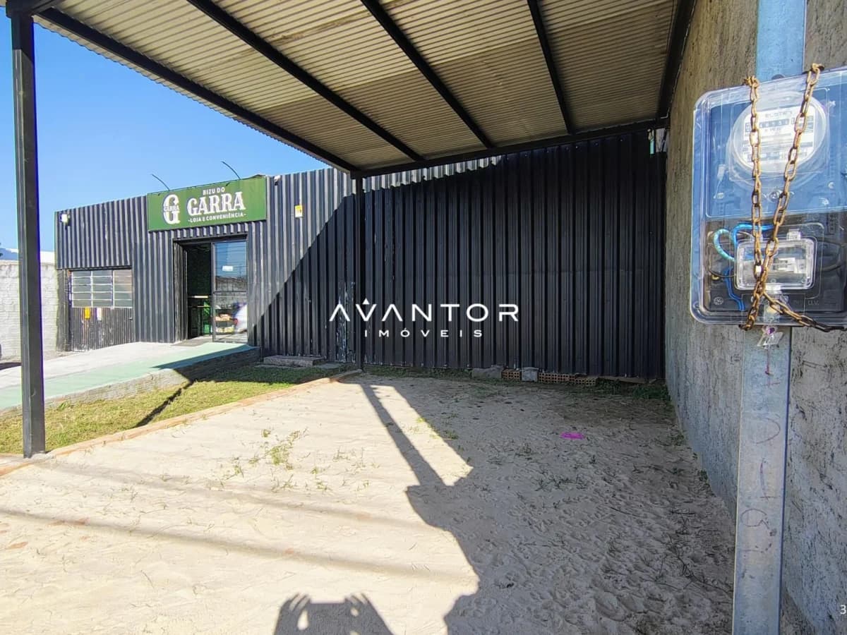 Área externa com cobertura e piso de areia — Casa Comercial com 2 salas à venda em Juscelino Kubitschek, Santa Maria/RS