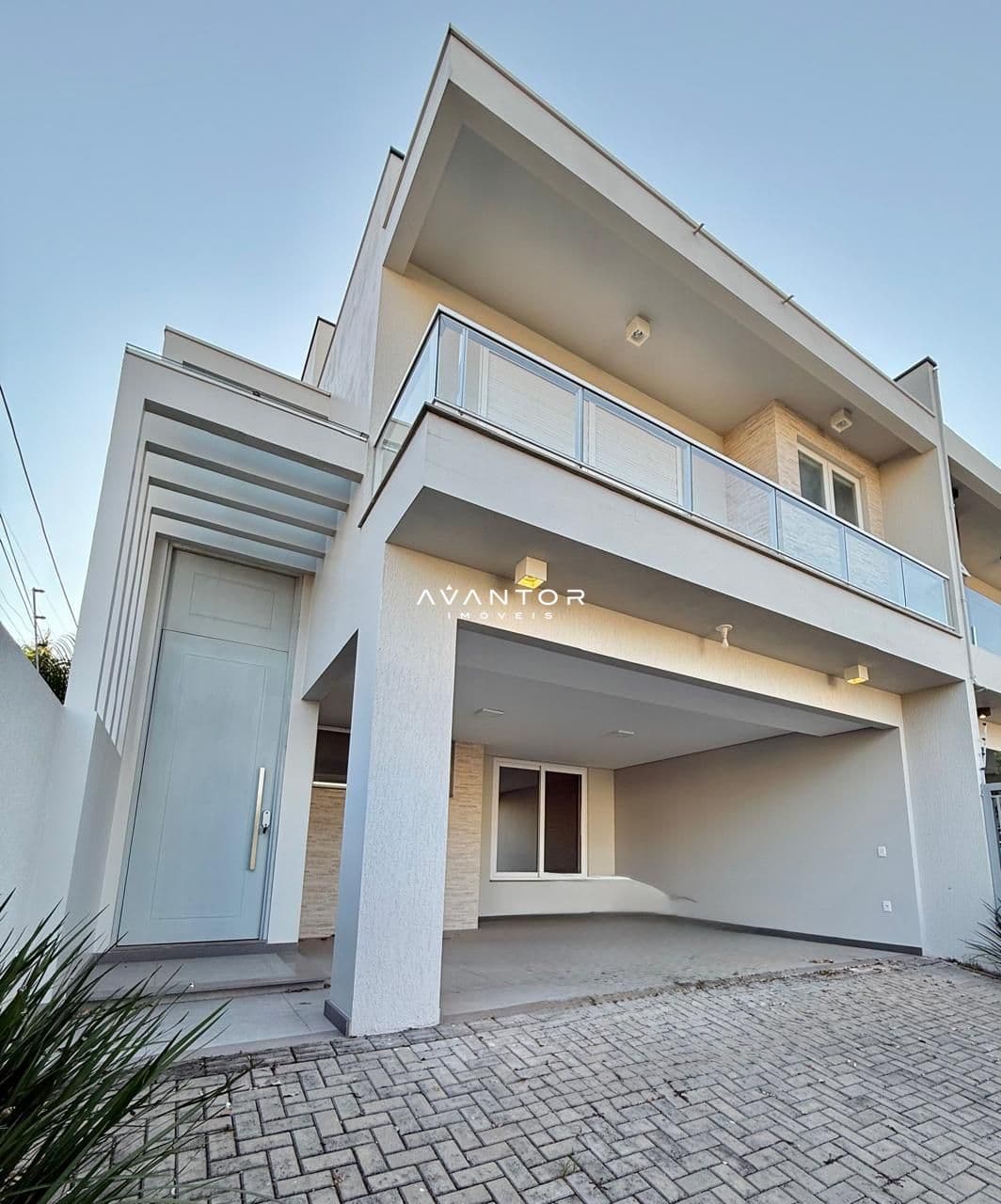 Fachada da casa com entrada e garagem — Casa com 3 quartos à venda em Camobi, Santa Maria/RS