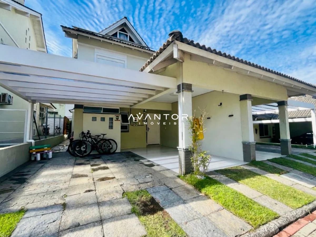 Fachada da casa com garagem e pátio — Casa com 3 quartos à venda no Condomínio Providence, em São José, Santa Maria/RS