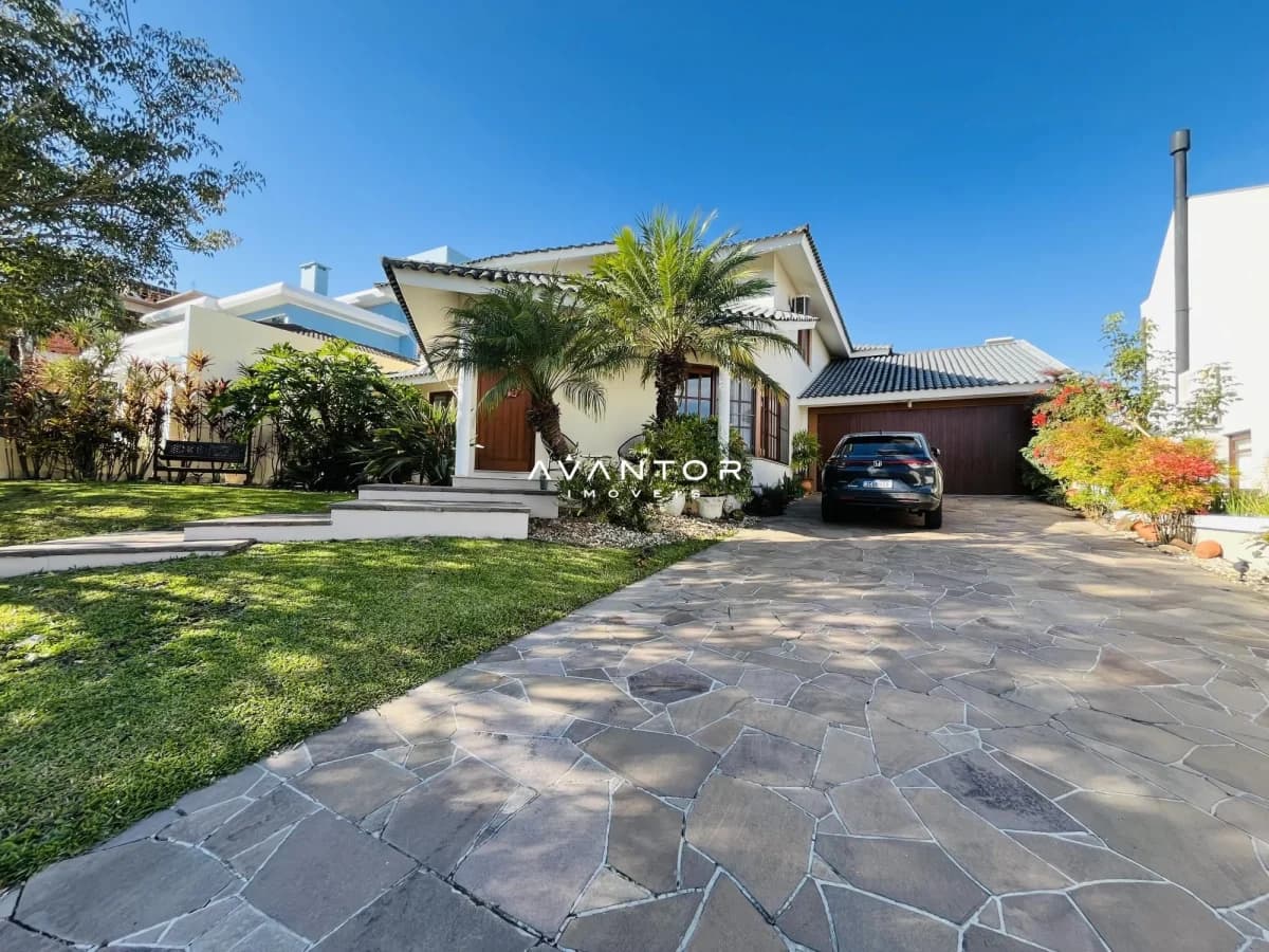 Fachada da casa com pátio e garagem — Casa com 4 quartos à venda em Camobi, Santa Maria/RS