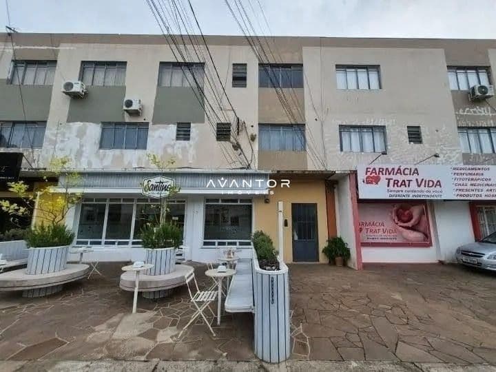 Fachada do prédio com lojas no térreo — Apartamento com 2 quartos para alugar em Camobi, Santa Maria/RS