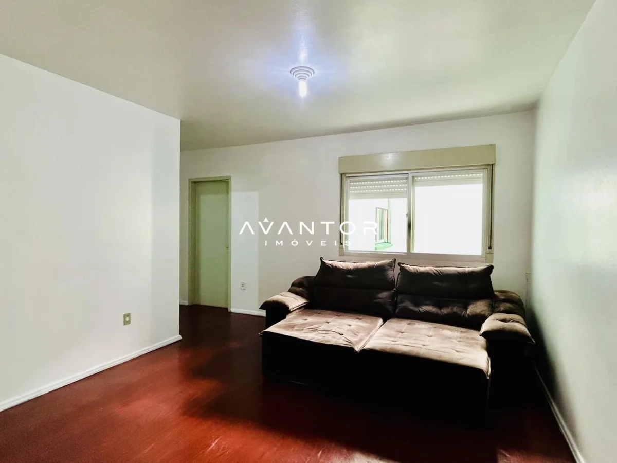 Dormitório com janela e piso vermelho — Apartamento com 1 quarto à venda no Residencial Uirapuru, em Centro, Santa Maria/RS