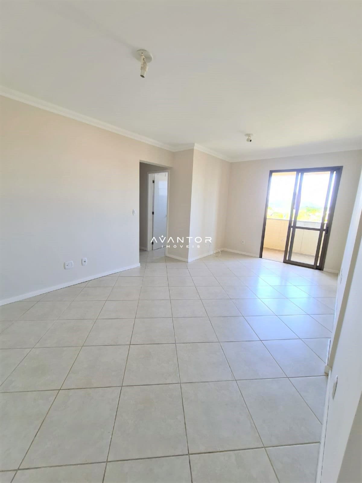 Sala de estar com sacada e piso cerâmico — Apartamento com 3 quartos à venda em Camobi, Santa Maria/RS