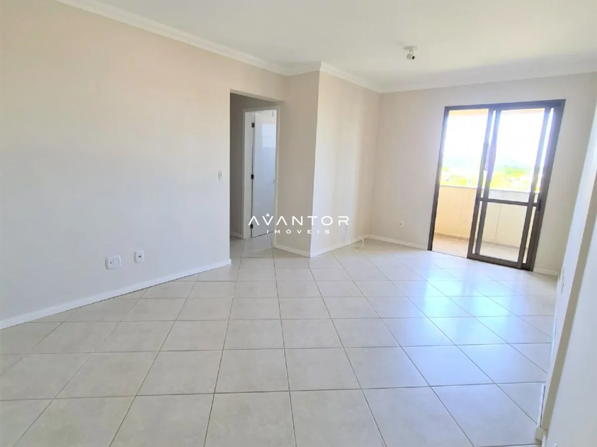 Sala de estar com sacada e piso cerâmico — Apartamento com 3 quartos à venda em Camobi, Santa Maria/RS