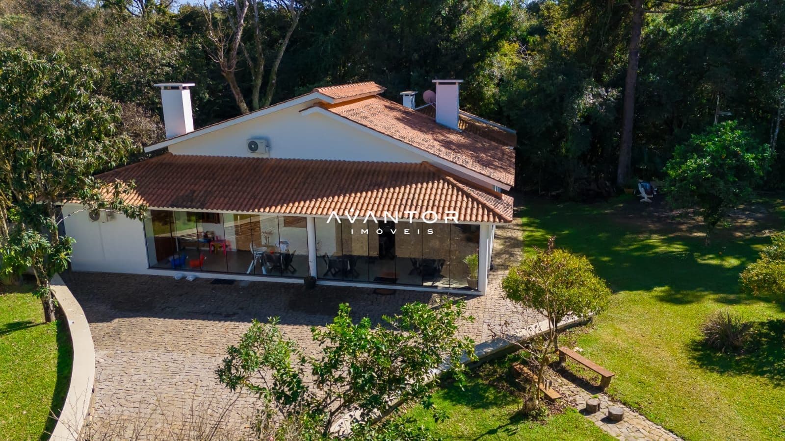 Fachada da casa com área externa arborizada — Casa com 5 quartos à venda em Parque Serrano, Itaara/RS