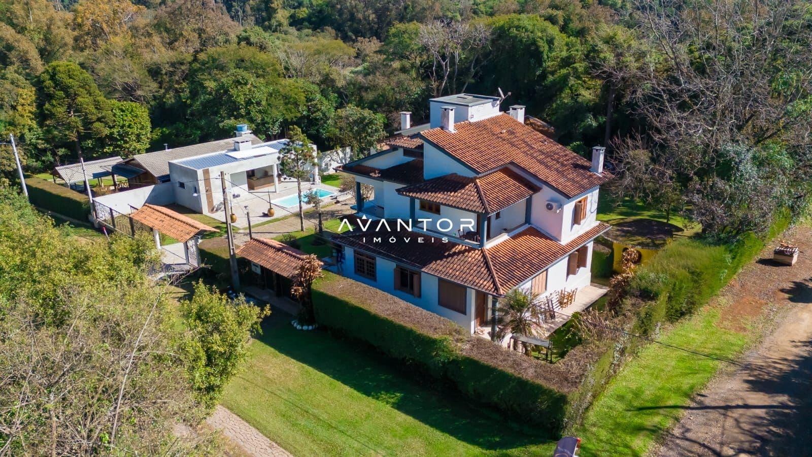 Fachada da casa com piscina e pátio — Casa com 4 quartos à venda em Parque Serrano, Itaara/RS