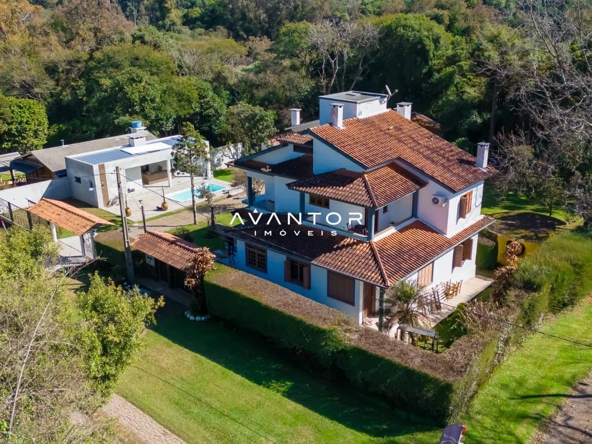 Fachada da casa com piscina e pátio — Casa com 4 quartos à venda em Parque Serrano, Itaara/RS