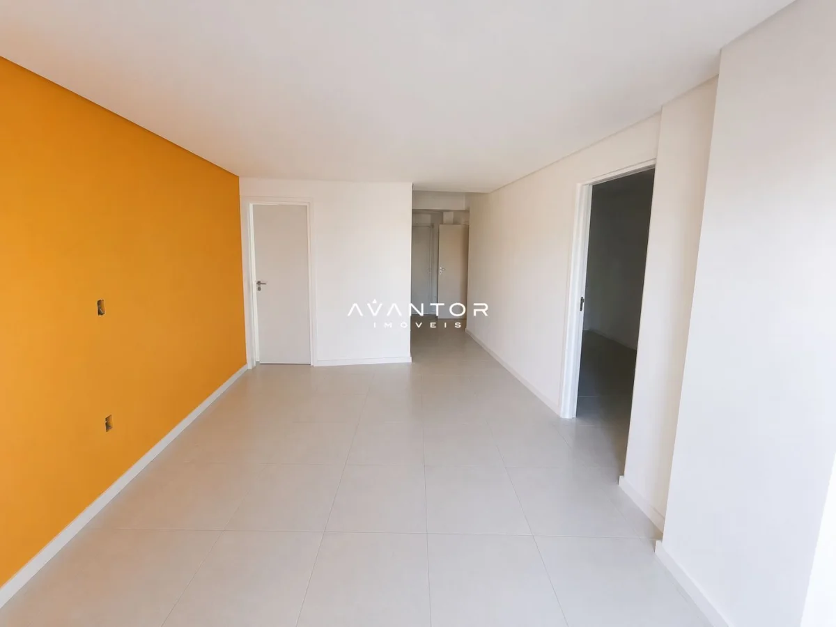 Sala de estar com parede laranja — Sala Comercial com 3 salas para alugar em Nossa Senhora de Fátima, Santa Maria/RS