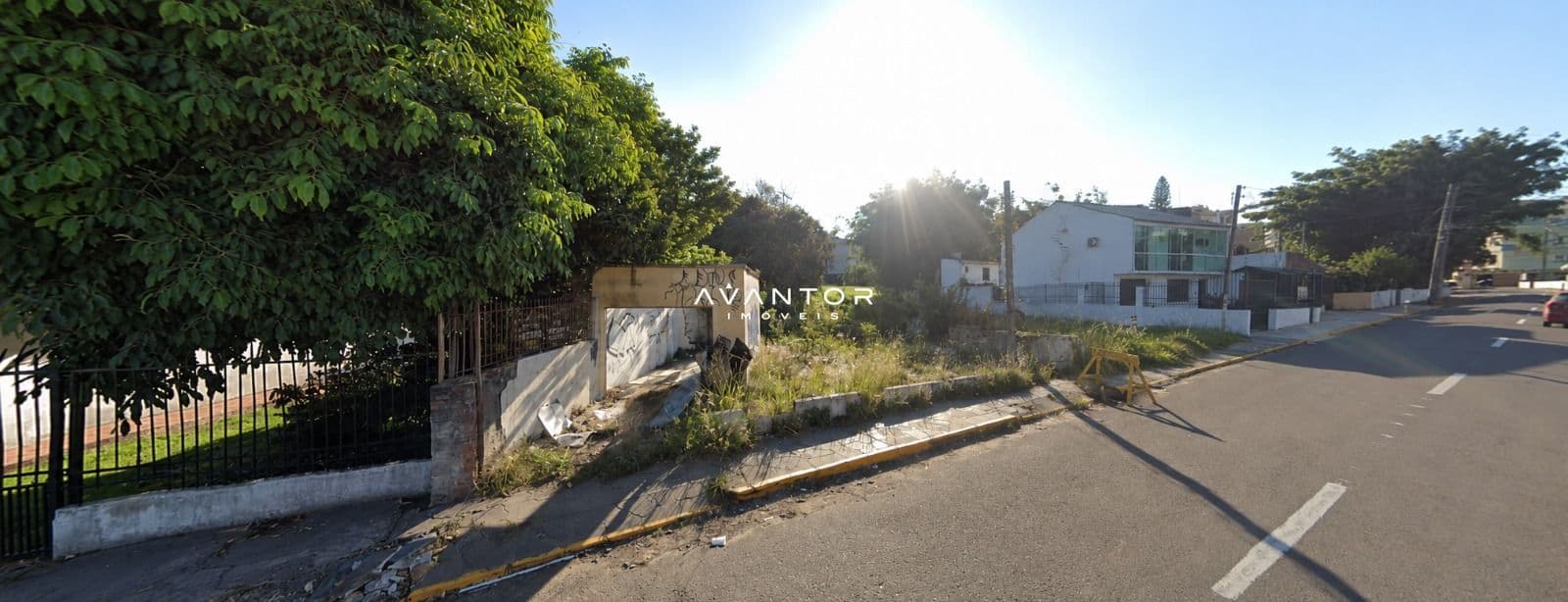Terreno com construção e árvores — Terreno à venda em Centro, Santa Maria/RS
