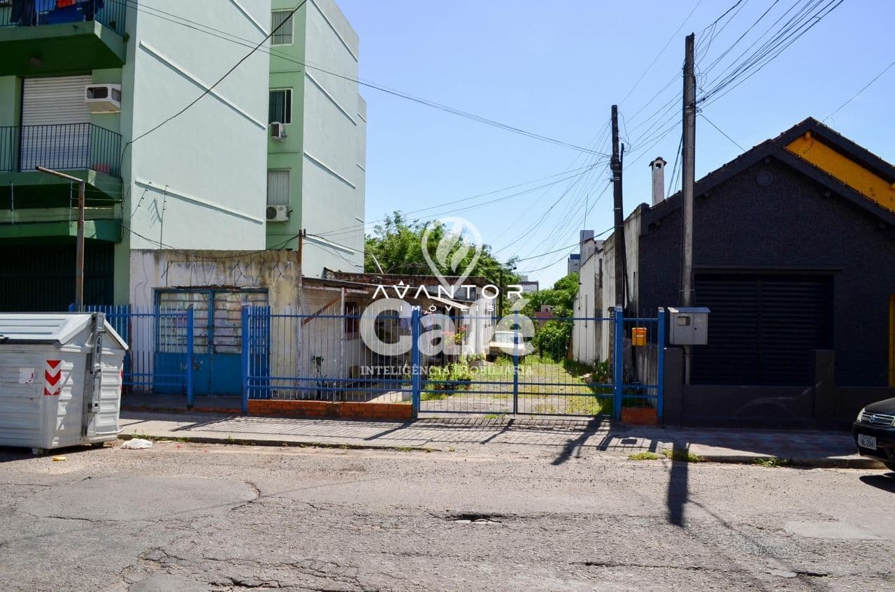 Fachada do prédio com acesso ao terreno — Terreno à venda em Centro, Santa Maria/RS