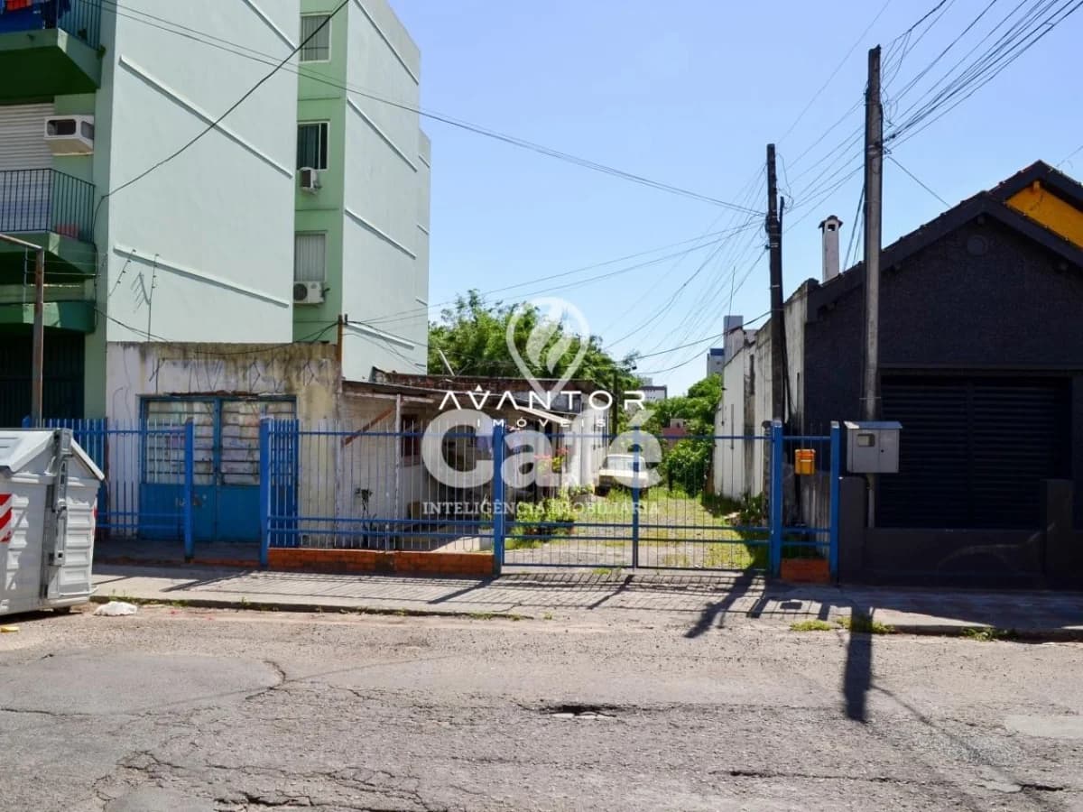 Fachada do prédio com acesso ao terreno — Terreno à venda em Centro, Santa Maria/RS