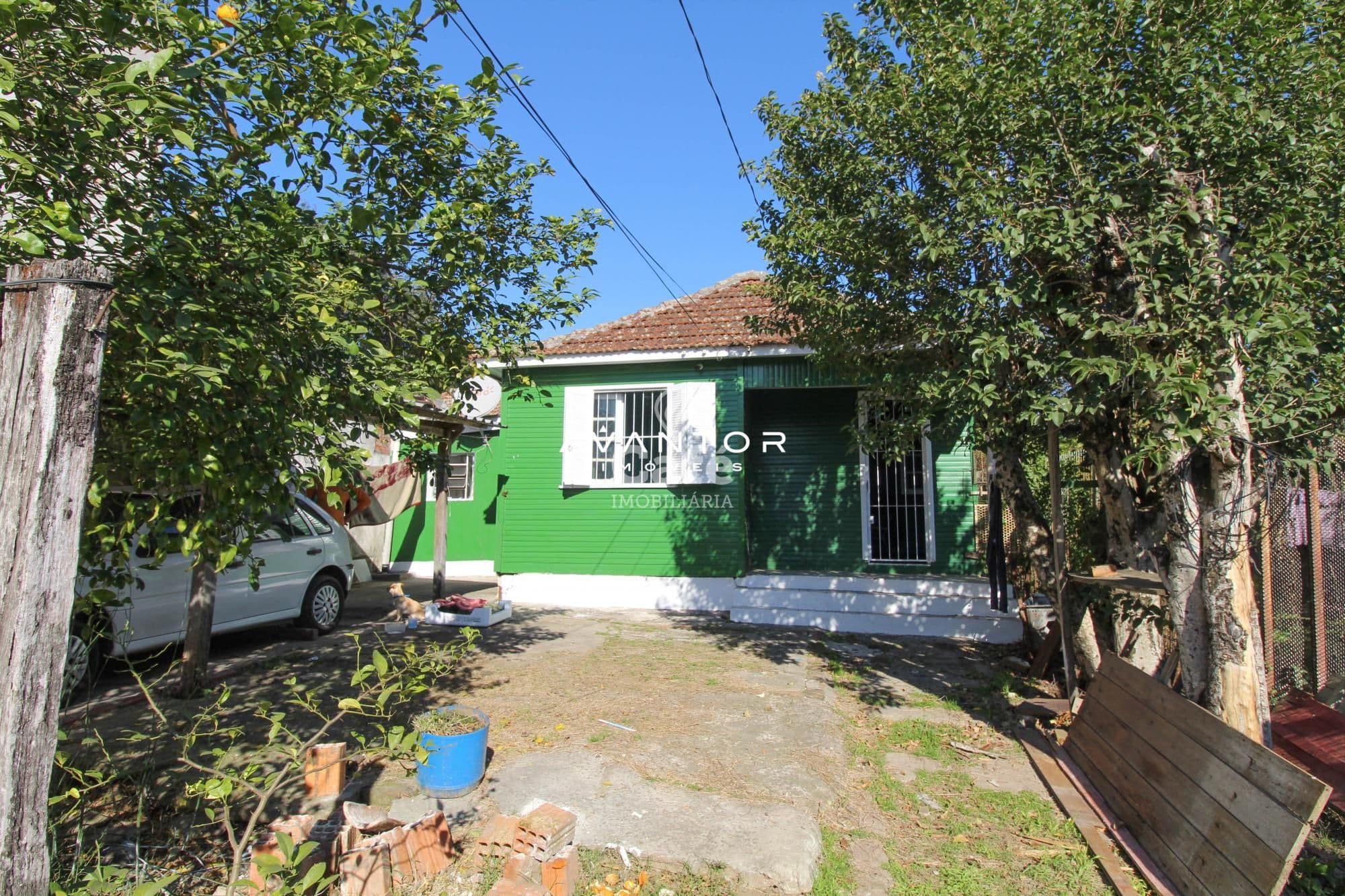 Fachada da casa com pátio e árvores — Casa com 2 quartos à venda em Nossa Senhora do Rosário, Santa Maria/RS