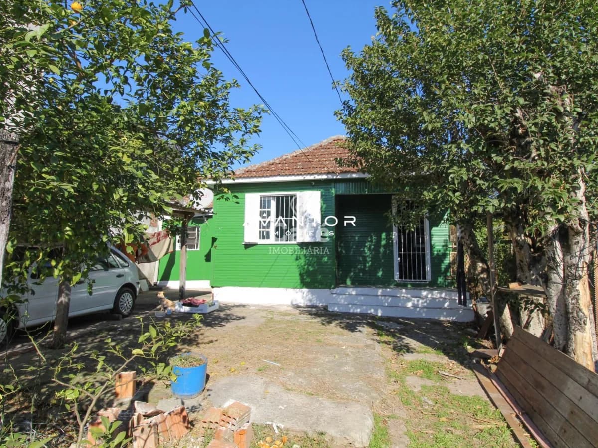 Fachada da casa com pátio e árvores — Casa com 2 quartos à venda em Nossa Senhora do Rosário, Santa Maria/RS